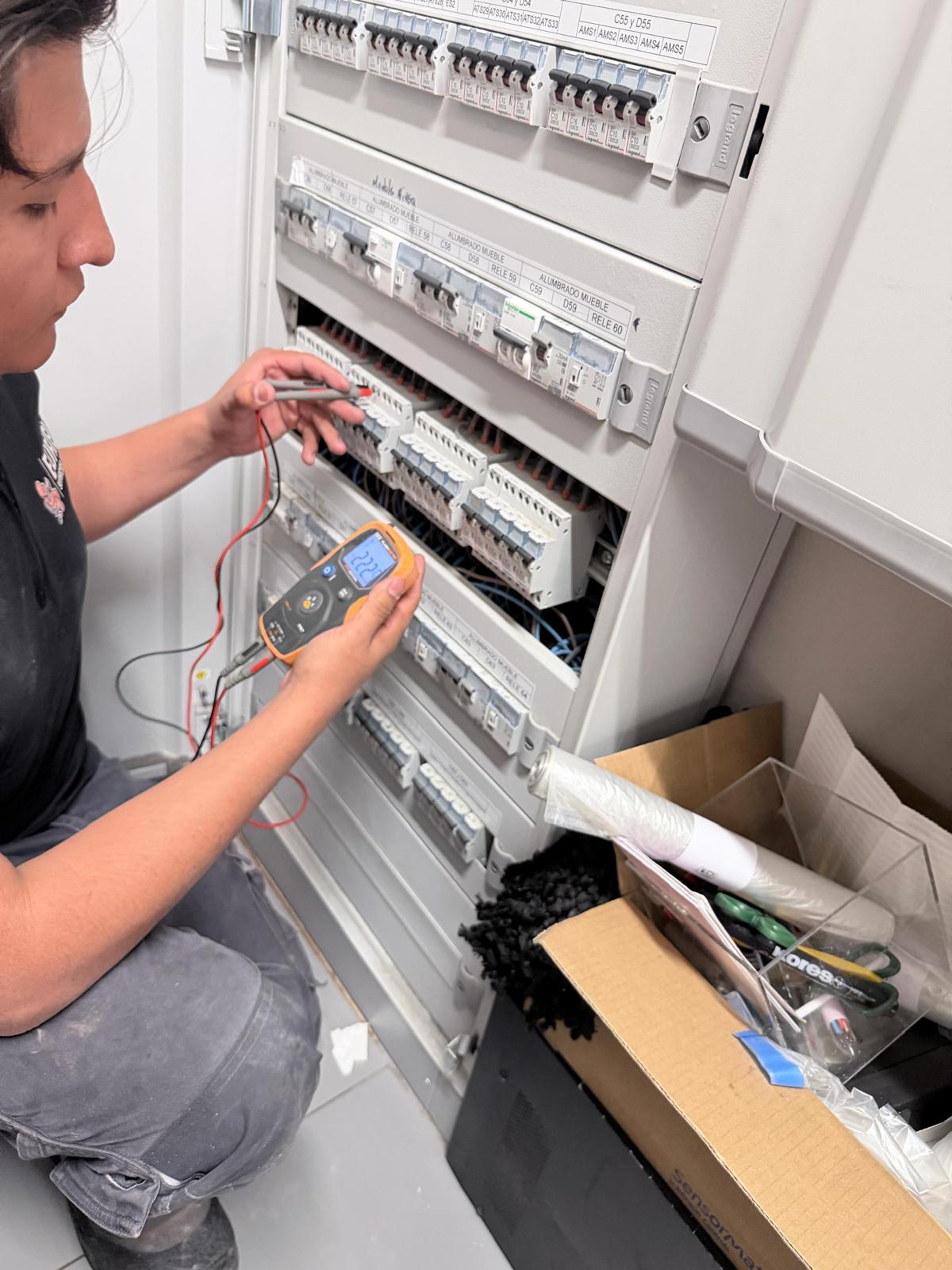 Equipo realizando trabajos de mantenimiento en casa particular